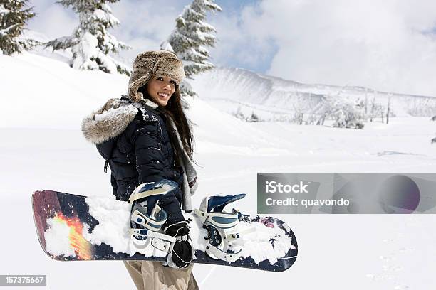Joven Mujer Asiática Mixto Snowboarding On Nívea Las Montañas Espacio De Copia Foto de stock y más banco de imágenes de Snowboard