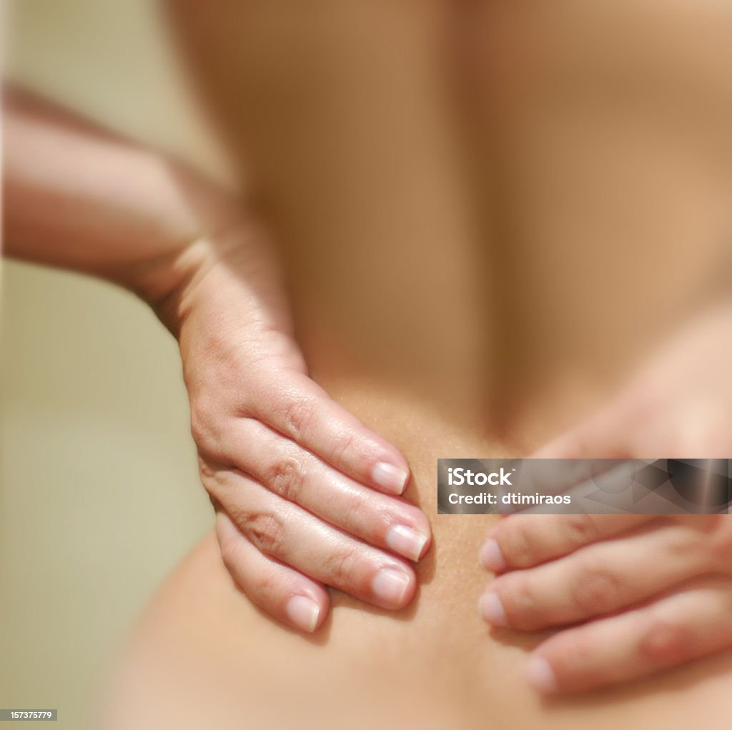 Боль в спине крупный план женщина - Стоковые фото Нижний отдел спины роялти-фри