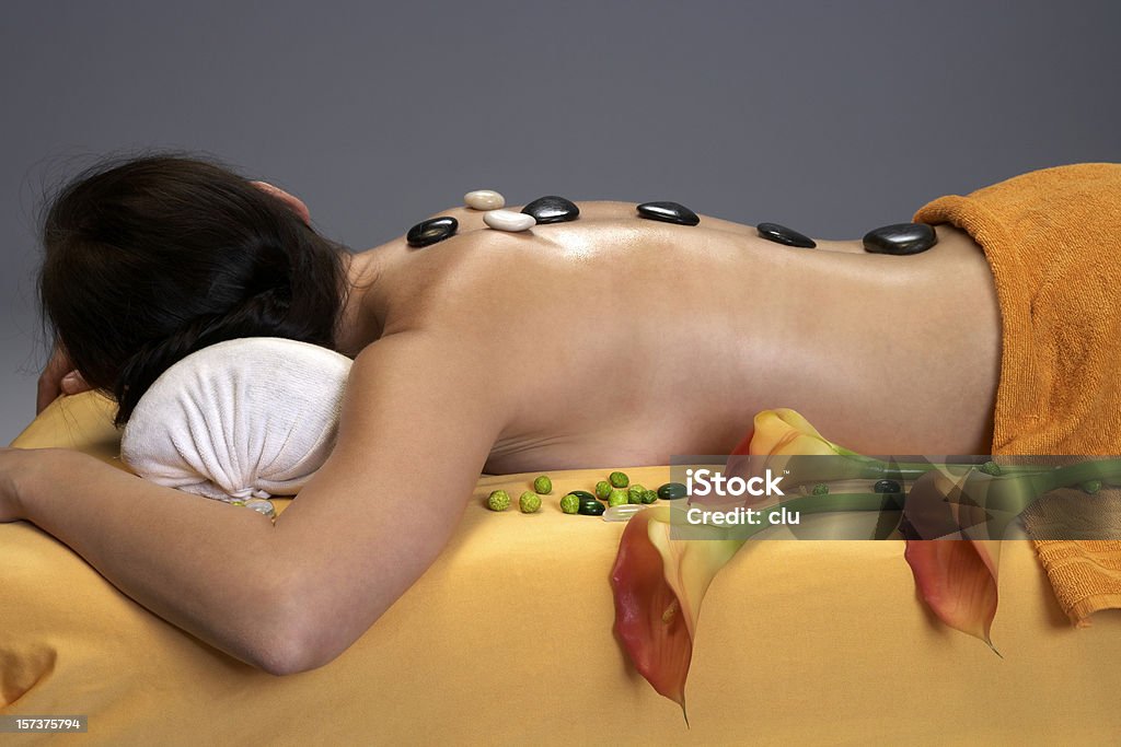 Trattamento spa con pietre calde - Foto stock royalty-free di Adulto