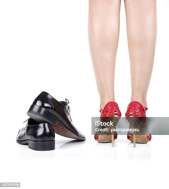 Zapatos De Mujer Y Hombre De Piernas Foto de stock y más banco de imágenes de Mujeres - Mujeres, Calzado, Chica pin-up