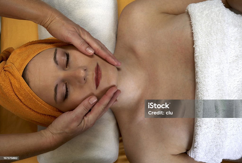 Masaje de cabeza - Foto de stock de 20 a 29 años libre de derechos