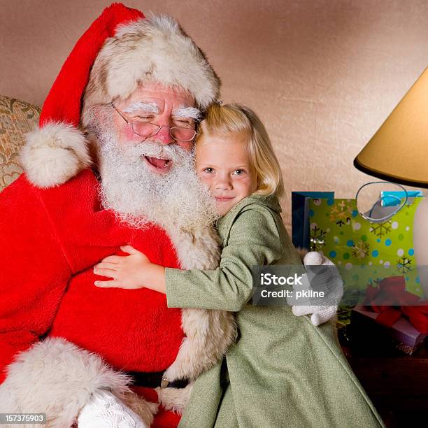 Glückliches Kleines Blondes Mädchen Mit Santa Stockfoto und mehr Bilder von Altertümlich - Altertümlich, Porträt, Weihnachten