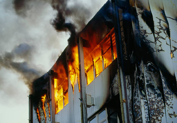 queimando house andar superior e e crescente preto fumaça - house burning color image danger - fotografias e filmes do acervo