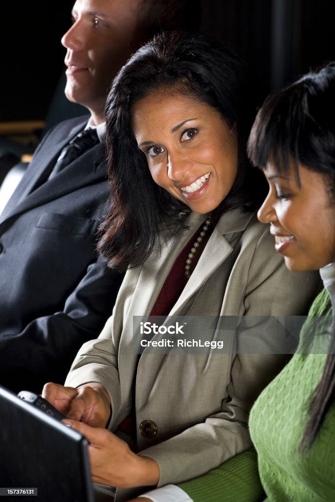 Businesswomen'la lettura di un messaggio di testo - Foto stock royalty-free di Donna in carriera