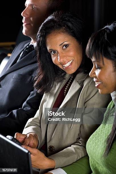 Businesswomen Ler Uma Mensagem De Texto - Fotografias de stock e mais imagens de Grupo de Pessoas - Grupo de Pessoas, Mulher de Negócios, Origem Africana