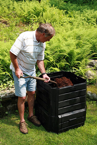 ein erwachsener mann, kompostierung wie zu hause fühlen. - friable stock-fotos und bilder