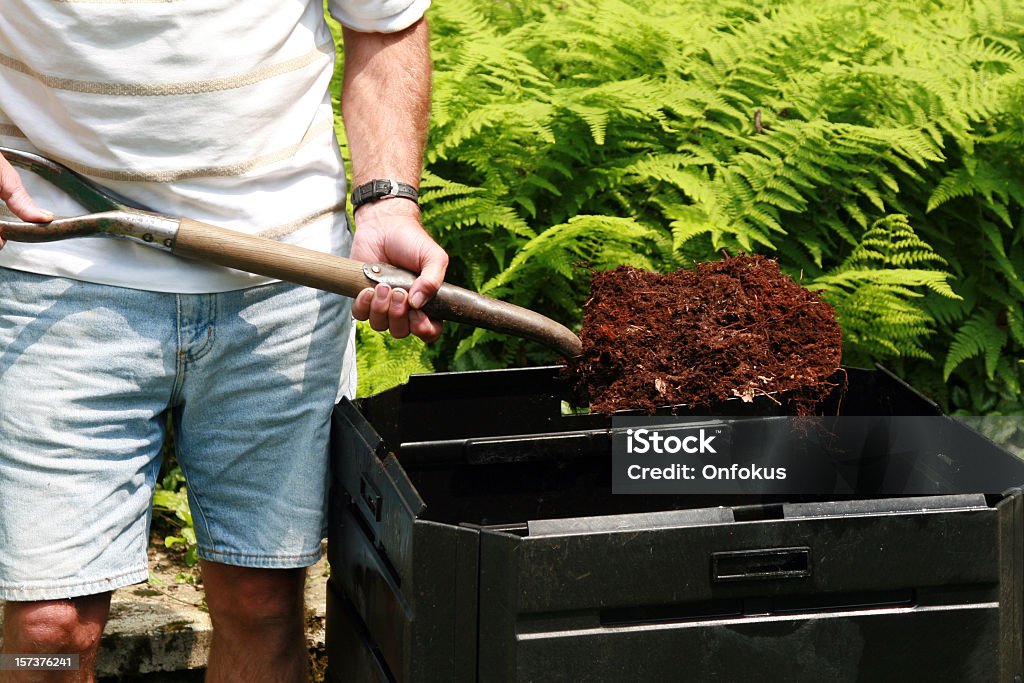 Senior homme tenant Pioche complet du Compost, le compostage - Photo de Composteur libre de droits