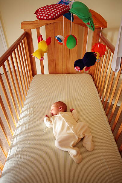 1 주 늙음 아기 남자아이 in Cot 스톡 사진