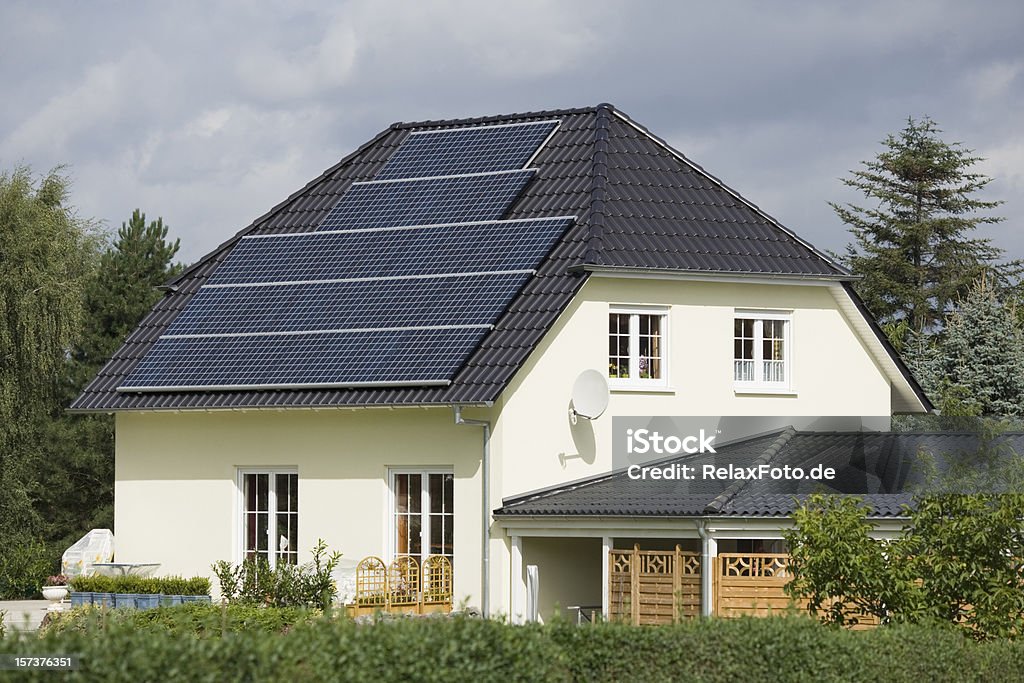 Casa con pannelli solari (XXL) discreta - Foto stock royalty-free di Ambientazione esterna