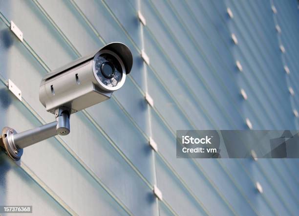 Cámara De Vigilancia De Fachadas De Cristal Foto de stock y más banco de imágenes de Cámara de seguridad - Cámara de seguridad, Big Brother, Arquitectura