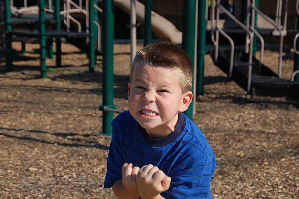 vous recherchez une lutte - little boys only outdoors little boys elementary age photos et images de collection