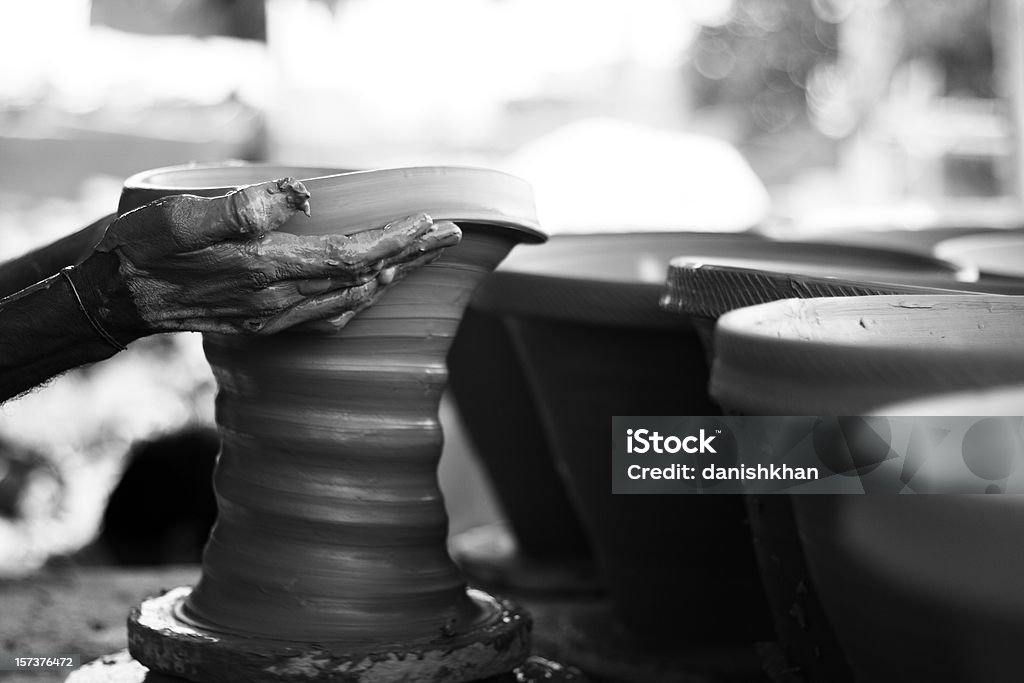 Potter's Hand co Clay pot (czarny i biały - Zbiór zdjęć royalty-free (Artysta)