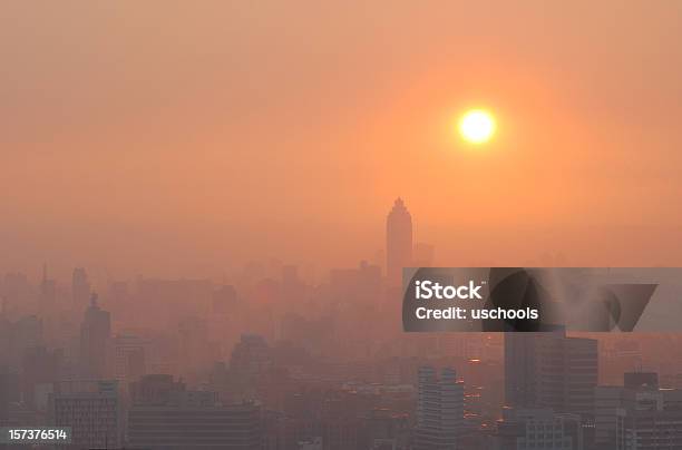 Atardecer En El Aire Contaminado A La Ciudad Foto de stock y más banco de imágenes de Ciudad - Ciudad, Cambio climático, Esmog