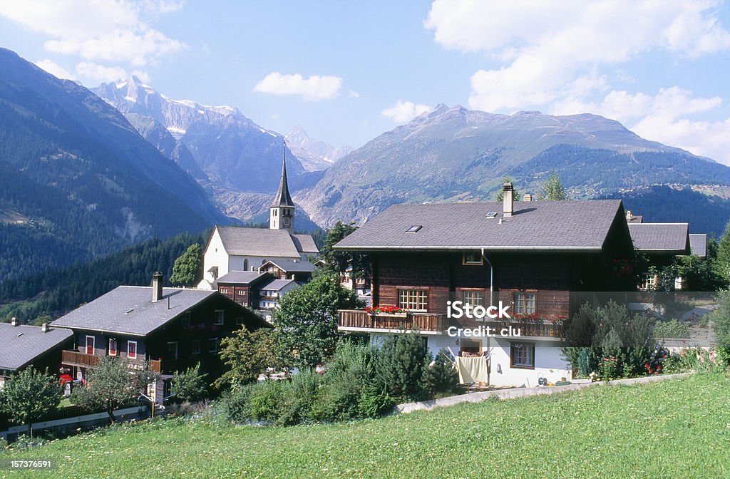 낭만적임 스위스 타운명을, 주택, 교회, 산 - 로열티 프리 발코니 스톡 사진