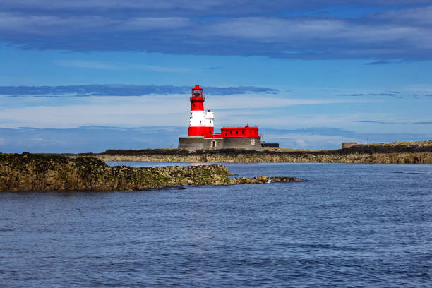 longstone phare - northumberland england bamburgh lighthouse beach photos et images de collection