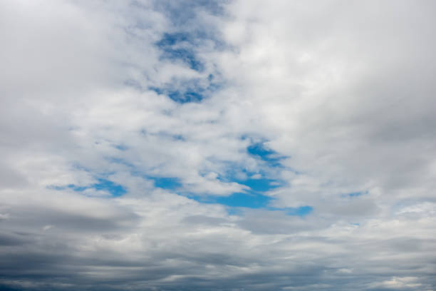 białe chmury i błękitne niebo - cirrostratus zdjęcia i obrazy z banku zdjęć