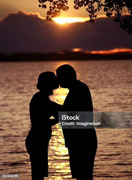 Romântico Beijo - Fotografias de stock e mais imagens de Abraçar - Abraçar, Adulto, Amor