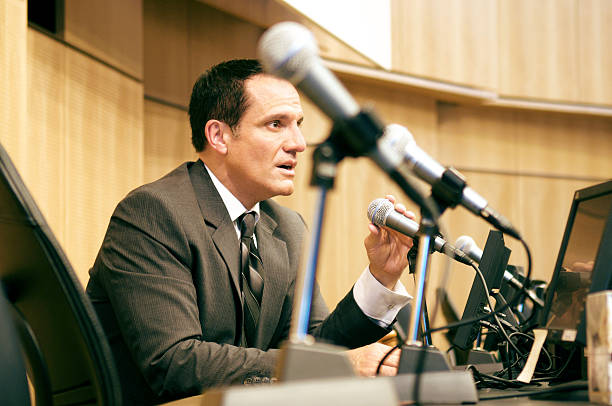 debate político - podium lectern microphone white - fotografias e filmes do acervo