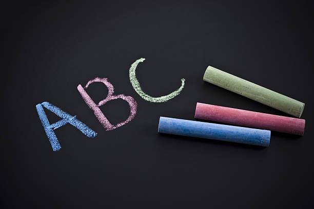 pizarra - teaching blackboard preschool alphabetical order fotografías e imágenes de stock