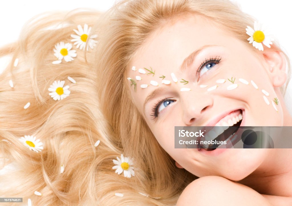 Retrato de primer plano de una fresca y hermosa mujer con camomile - Foto de stock de Planta de manzanilla libre de derechos