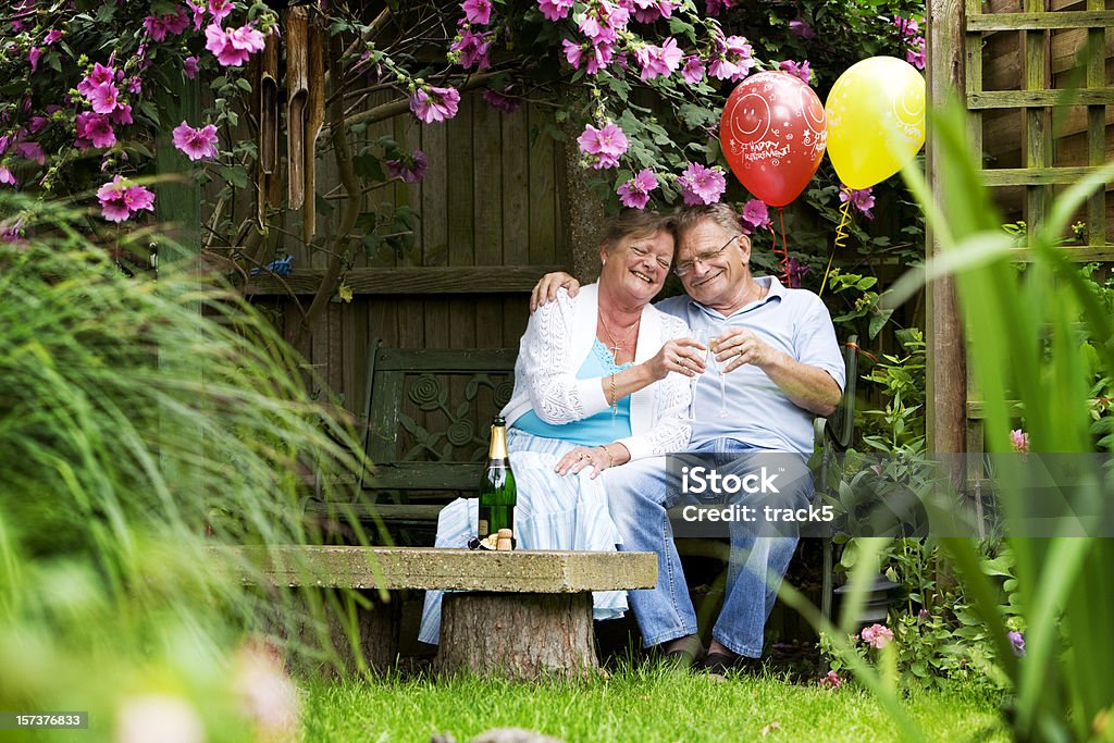 Pensionamento: Coppia senior godendo la vita insieme e celebrare un anniversario - Foto stock royalty-free di 60-69 anni