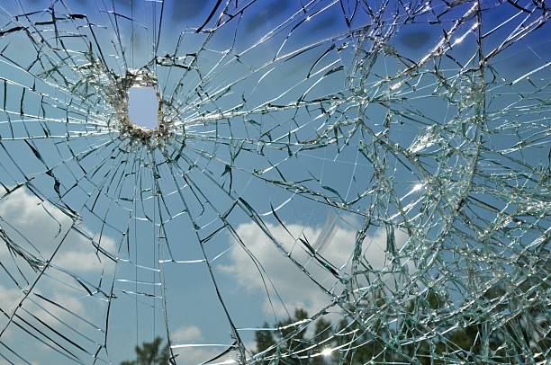 parabrisas hecho añicos - shattered glass broken window damaged fotografías e imágenes de stock