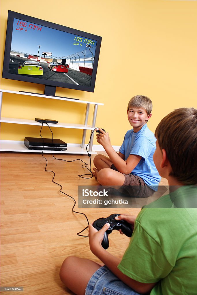 Bambini e videogiochi - Foto stock royalty-free di Console - Attrezzatura elettronica