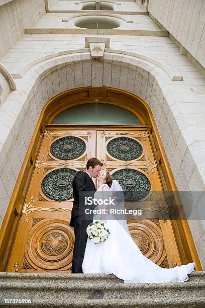 Novia Y El Novio En Puerta Foto de stock y más banco de imágenes de 20 a 29 años - 20 a 29 años, Abrazar, Adulto