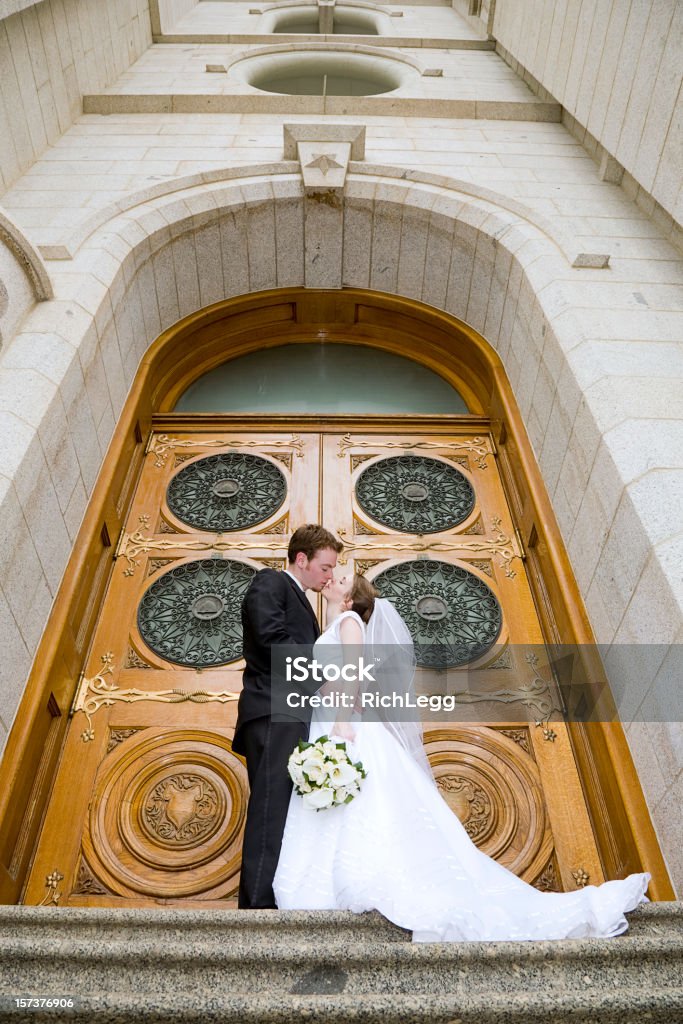 Le marié et la mariée dans la porte - Photo de Adulte libre de droits