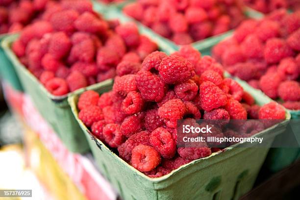 Frambuesas Frescas Foto de stock y más banco de imágenes de Frambuesa - Frambuesa, Frescura, Mercado - Espacio de comercio