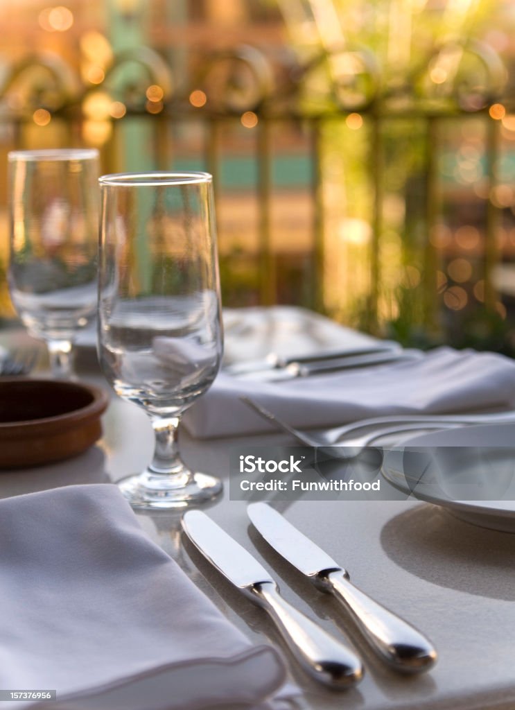 Restaurante al aire libre, una mesa de comedor para dos & lugar ambiente - Foto de stock de Aire libre libre de derechos