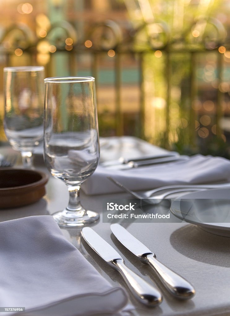 Na świeżym powietrzu restauracja Stół dla dwojga & Nakrycie stołu - Zbiór zdjęć royalty-free (Błyszczący)