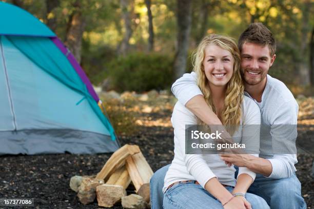 Acampar - Fotografias de stock e mais imagens de 20-29 Anos - 20-29 Anos, Abraçar, Acampar