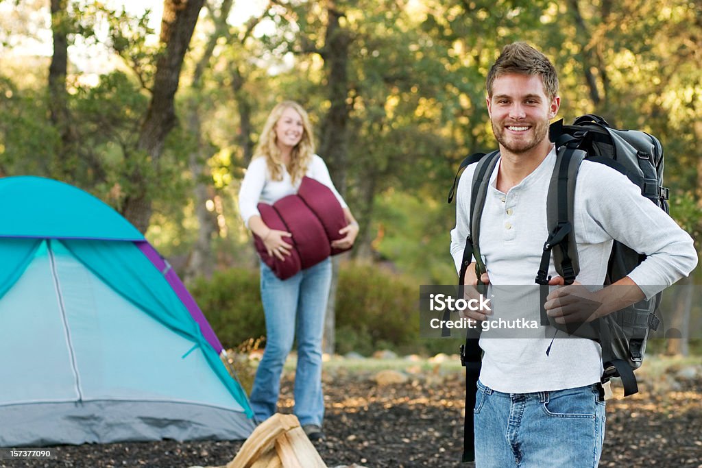 Jeune Couple de randonnée - Photo de Activité de loisirs libre de droits