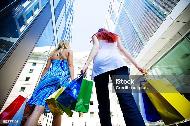 Shopping Di Serie - Fotografie stock e altre immagini di Adulto - Adulto, Amicizia, Amicizia tra donne