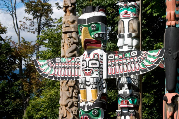 totem vancouver, columbia britannica - totem foto e immagini stock