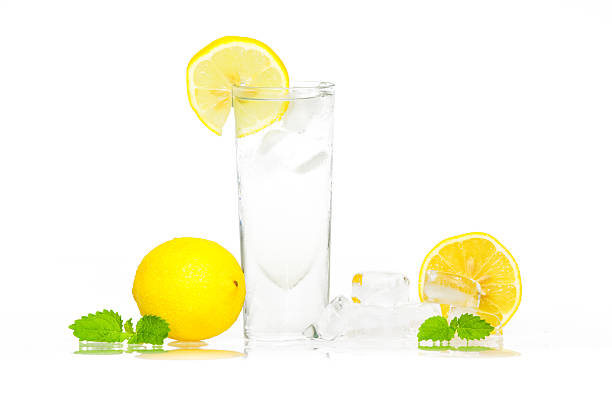 lemon wasser - fruchtgarnierung stock-fotos und bilder