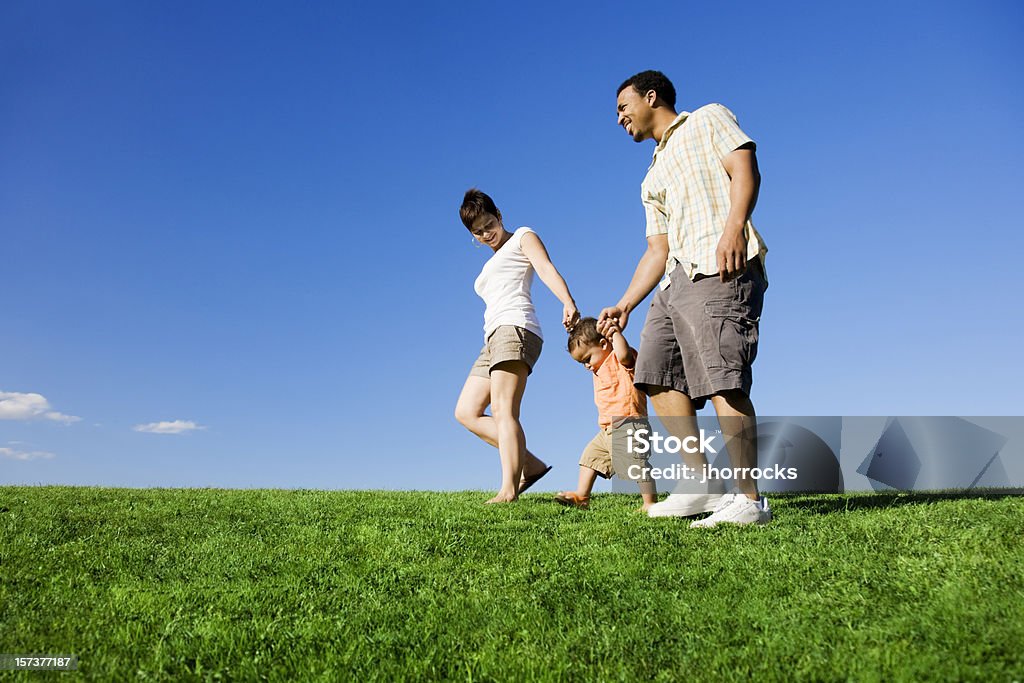 Estate per la famiglia a piedi - Foto stock royalty-free di Camminare