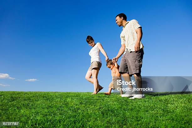 Estate Per La Famiglia A Piedi - Fotografie stock e altre immagini di Camminare - Camminare, Erba, Famiglia