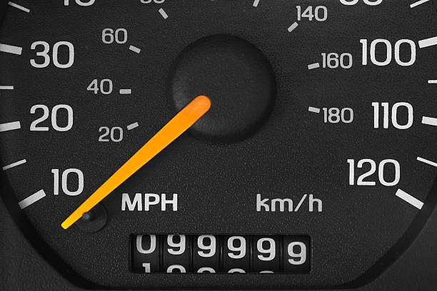 kilometerzähler mit 99999 meilen - odometer stock-fotos und bilder