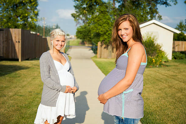два беременных подростков - teenage pregnancy стоковые фото и изображения