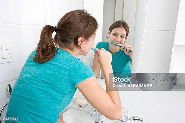 Dental Care Stockfoto und mehr Bilder von Teenager-Alter - Teenager-Alter, Zähne putzen, Badezimmer