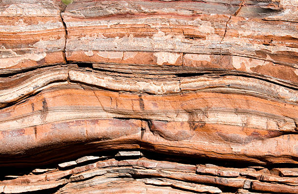 antica strati di roccia - red earth foto e immagini stock