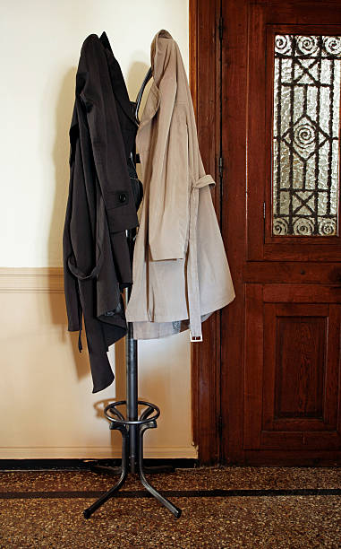 cabideiro com overcoats - coat coat hook hatstand hanging - fotografias e filmes do acervo