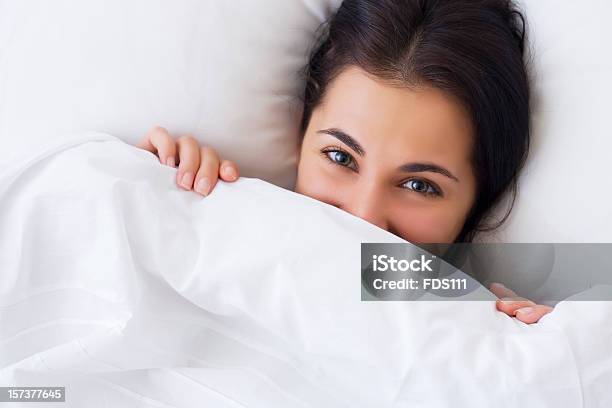 Nascondendo Nel Letto - Fotografie stock e altre immagini di 20-24 anni - 20-24 anni, Adulto, Beautiful Woman