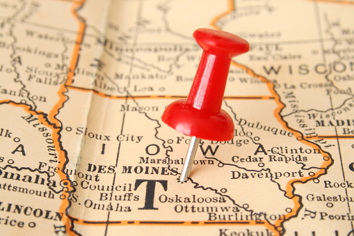 Red pushpin pointing to Des Moines city in more than fifty years old map