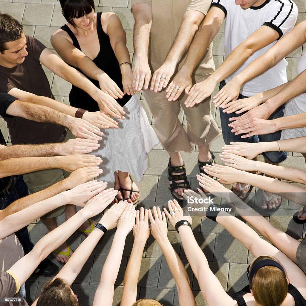 Lavoro di squadra le mani insieme - Foto stock royalty-free di Adulto