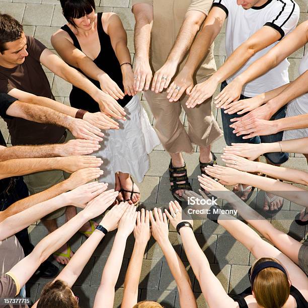 Lavoro Di Squadra Le Mani Insieme - Fotografie stock e altre immagini di Adulto - Adulto, Affollato, Allegro