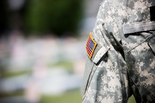 Bandera estadounidense en Army uniforme militar, espacio de copia photo