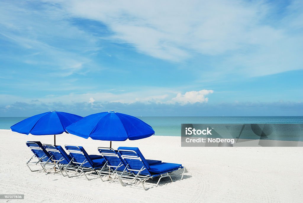 Azul, sombrillas de playa en una playa de arenas blancas. - Foto de stock de Isla de Marco libre de derechos